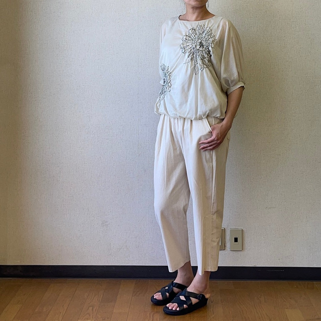 ヨシヨシバイピージェイ 綿麻ローン 刺繍入りプルオーバー【ベージュ】