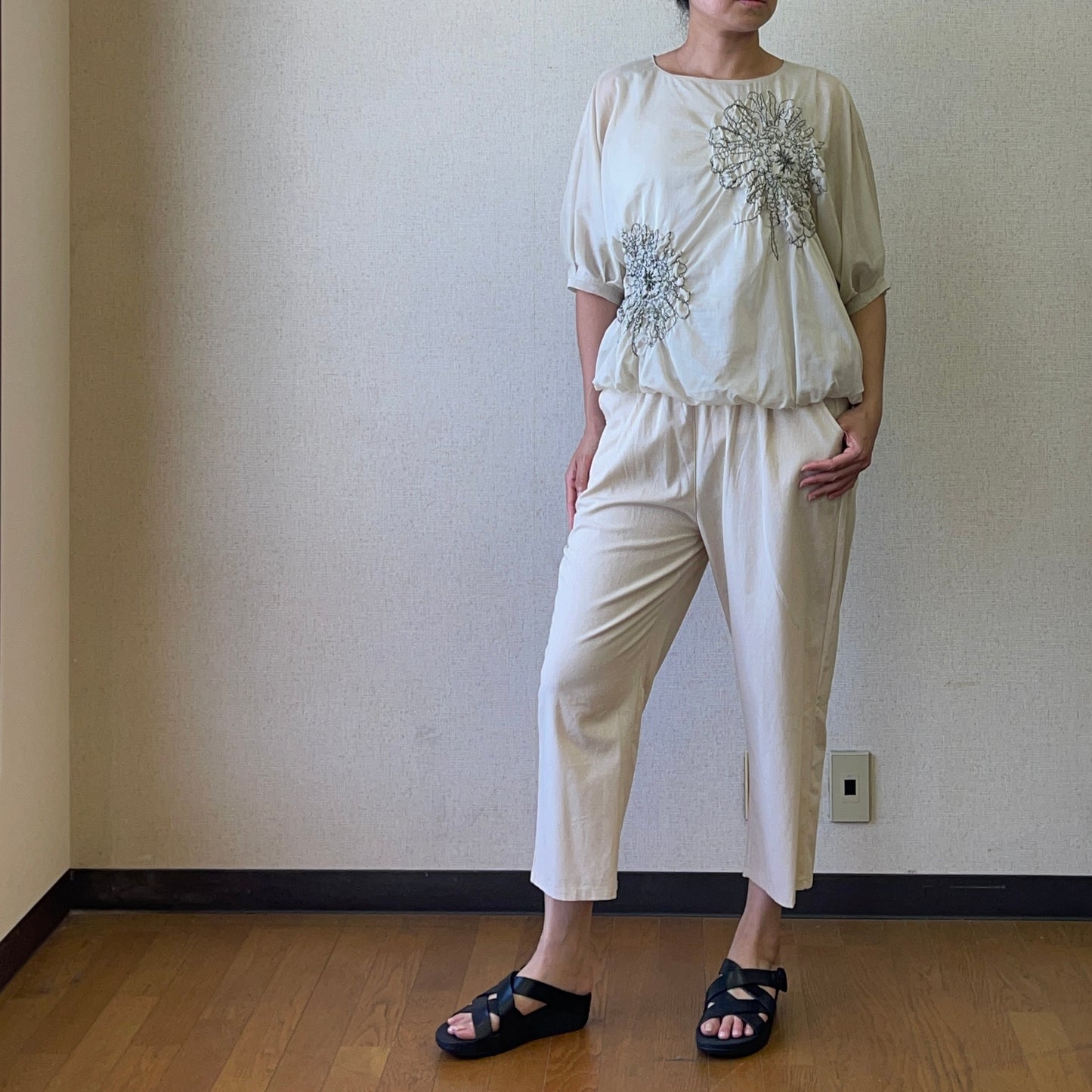 ヨシヨシバイピージェイ 綿麻ローン 刺繍入りプルオーバー【ベージュ】