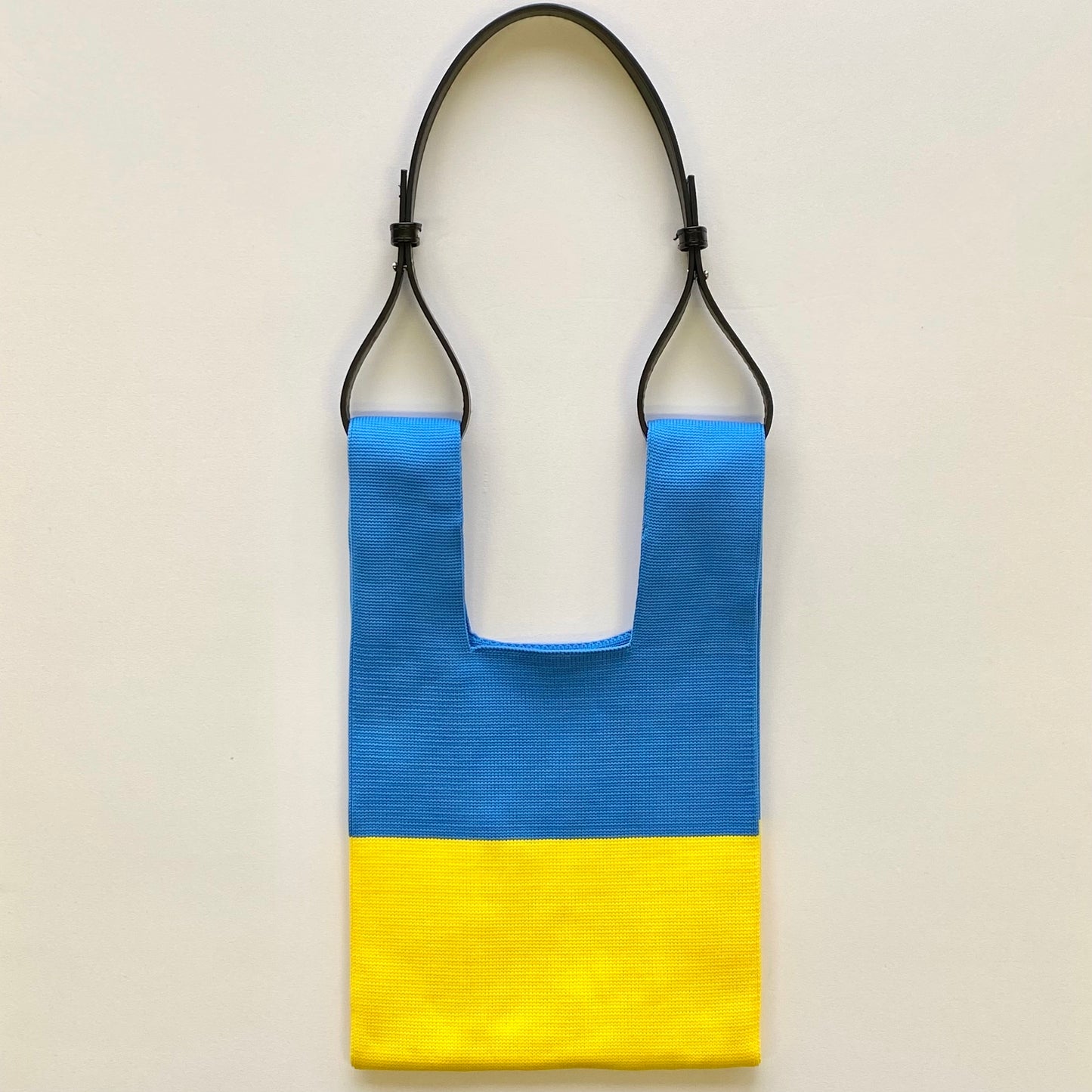 ウクライナ チャリティー ウクライナバッグ 寄付 支援 ウクライナ国旗 カラー ブルー イエロー バッグ BAG エコバッグ ハンドバッグ レジ袋型 手提げ カバン 鞄 かばん 2WAYバッグ ニットバッグ ショルダーバッグ 小さめバッグ 小物入れ コンパクトバッグ 肩掛けかばん /yoshiyoshibypj ヨシヨシ バイ ピージェイ ベルポニー Bell Pony 吉村ニット 公式オンラインショップ