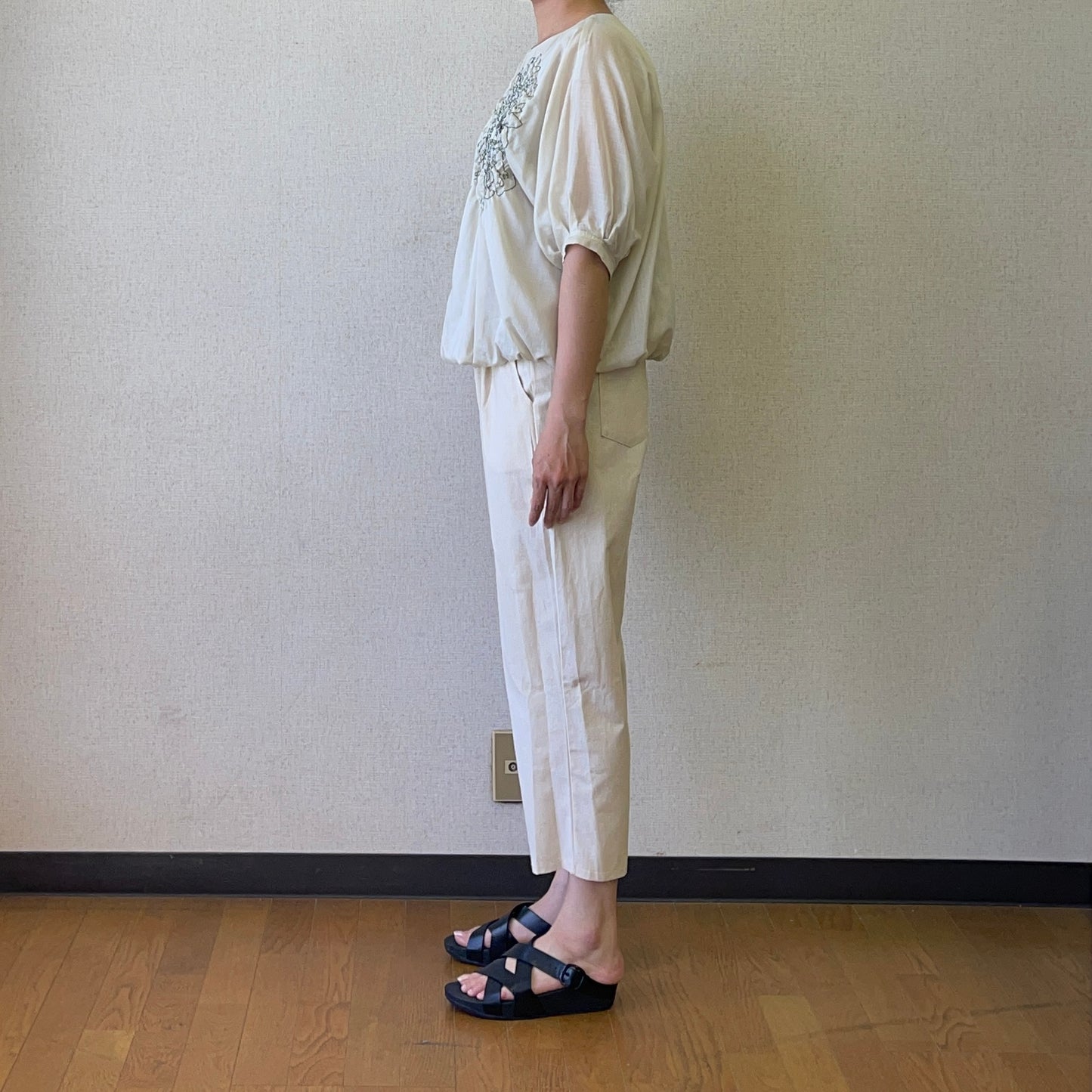 ヨシヨシバイピージェイ 綿麻ローン 刺繍入りプルオーバー【ベージュ】