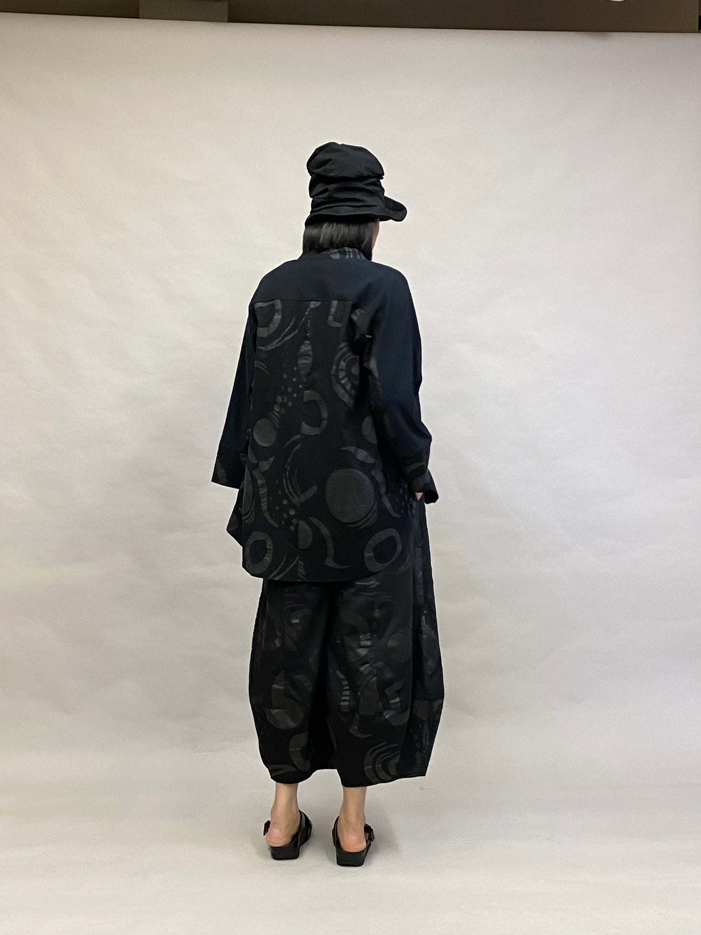 ワイド ボリュームパンツ コットン プリント柄【ブラック】 ヨシヨシバイピージェイ