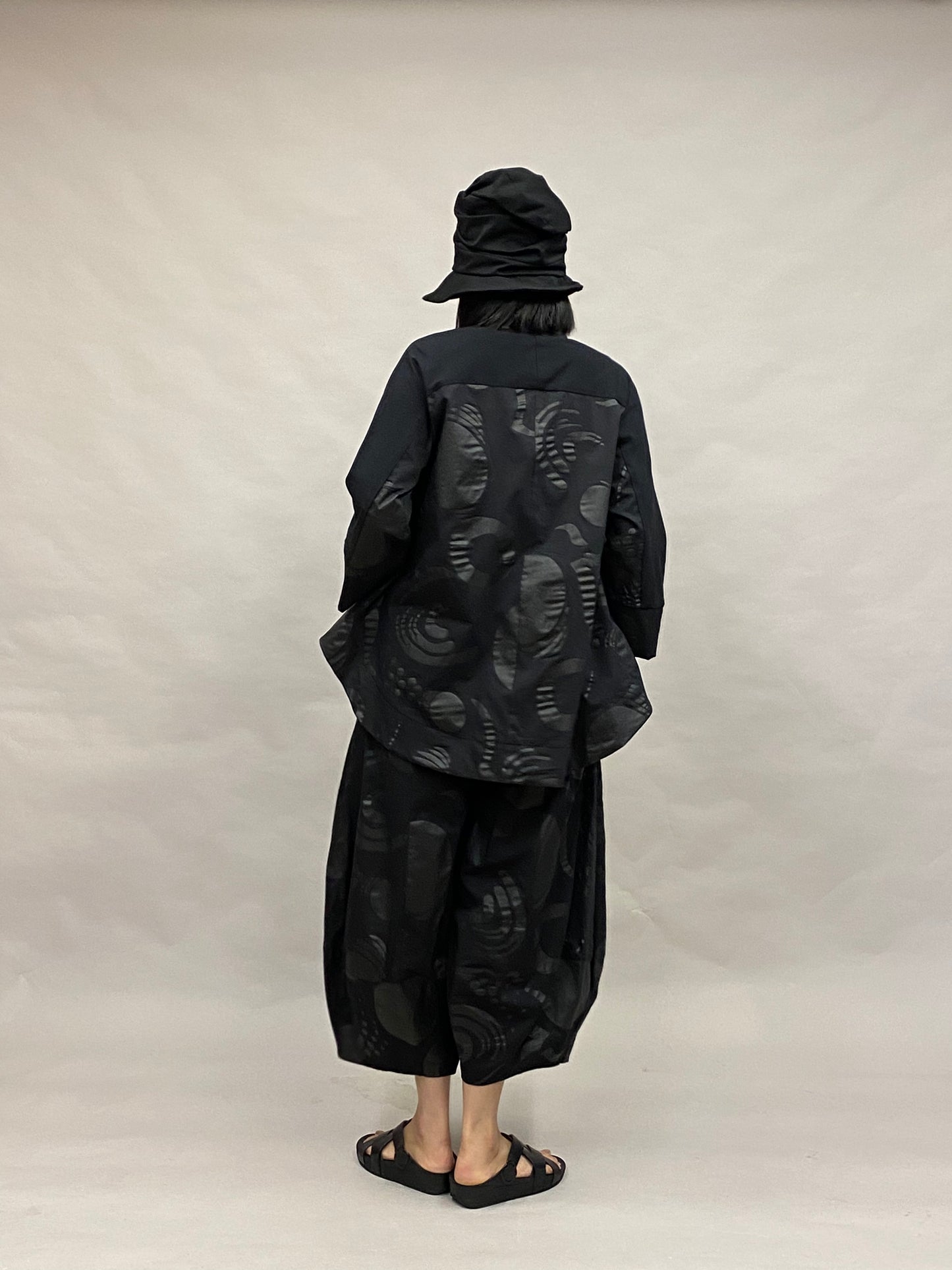 ワイド ボリュームパンツ コットン プリント柄【ブラック】 ヨシヨシバイピージェイ