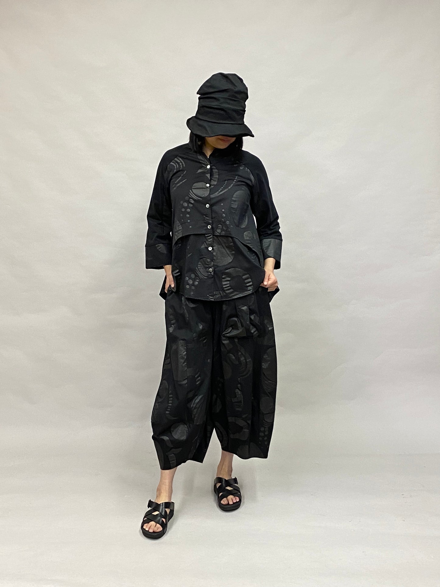 ワイド ボリュームパンツ コットン プリント柄【ブラック】 ヨシヨシバイピージェイ