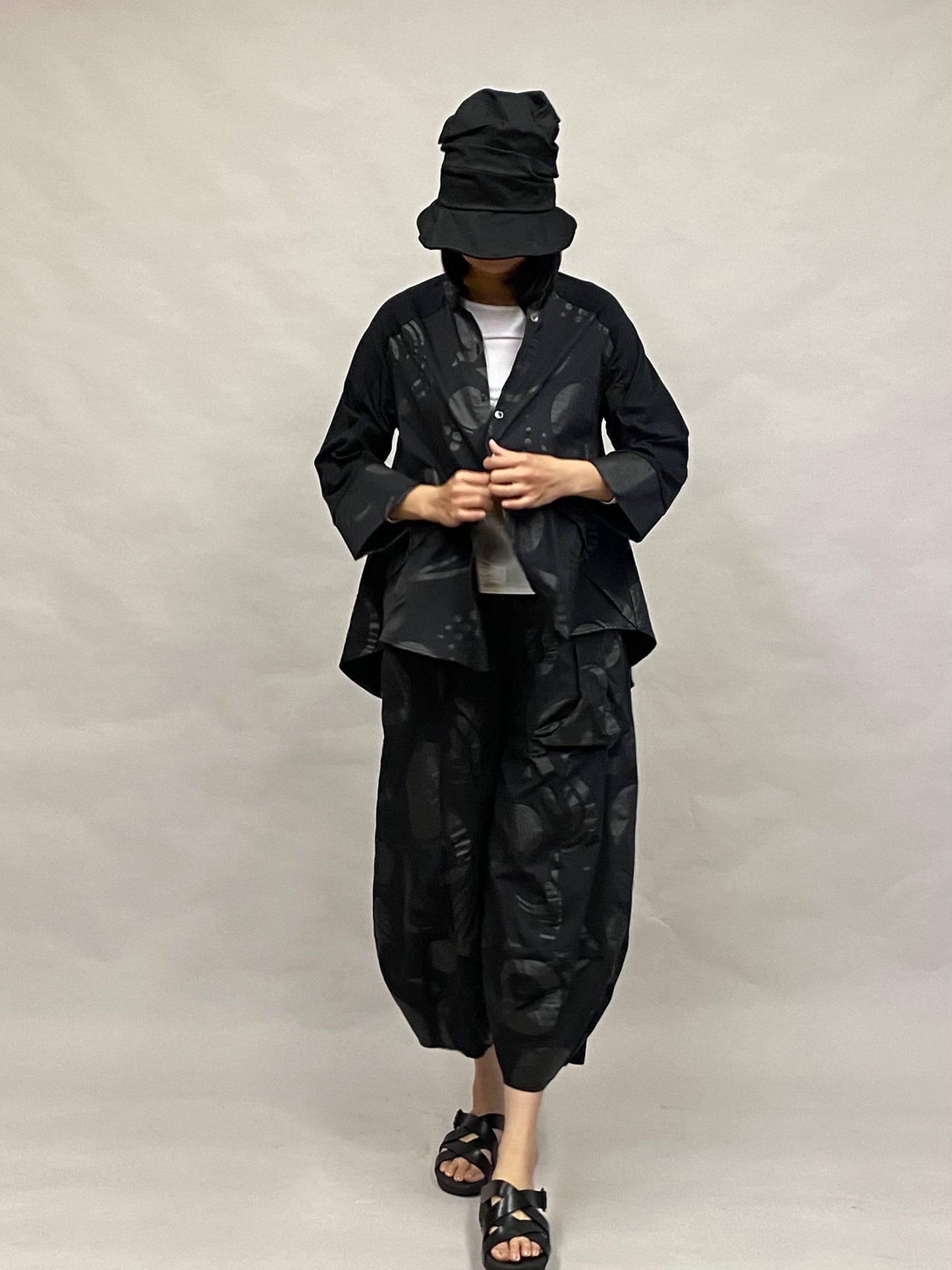 ワイド ボリュームパンツ コットン プリント柄【ブラック】 ヨシヨシバイピージェイ