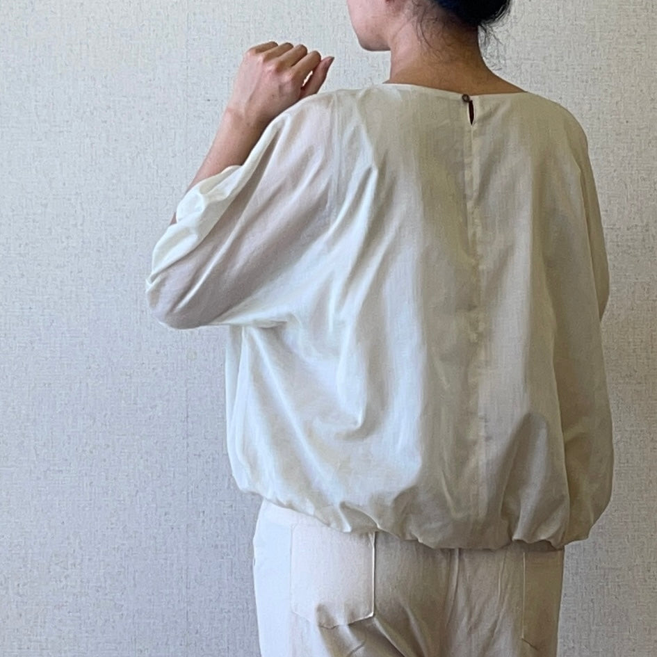 ヨシヨシバイピージェイ 綿麻ローン 刺繍入りプルオーバー【ベージュ】
