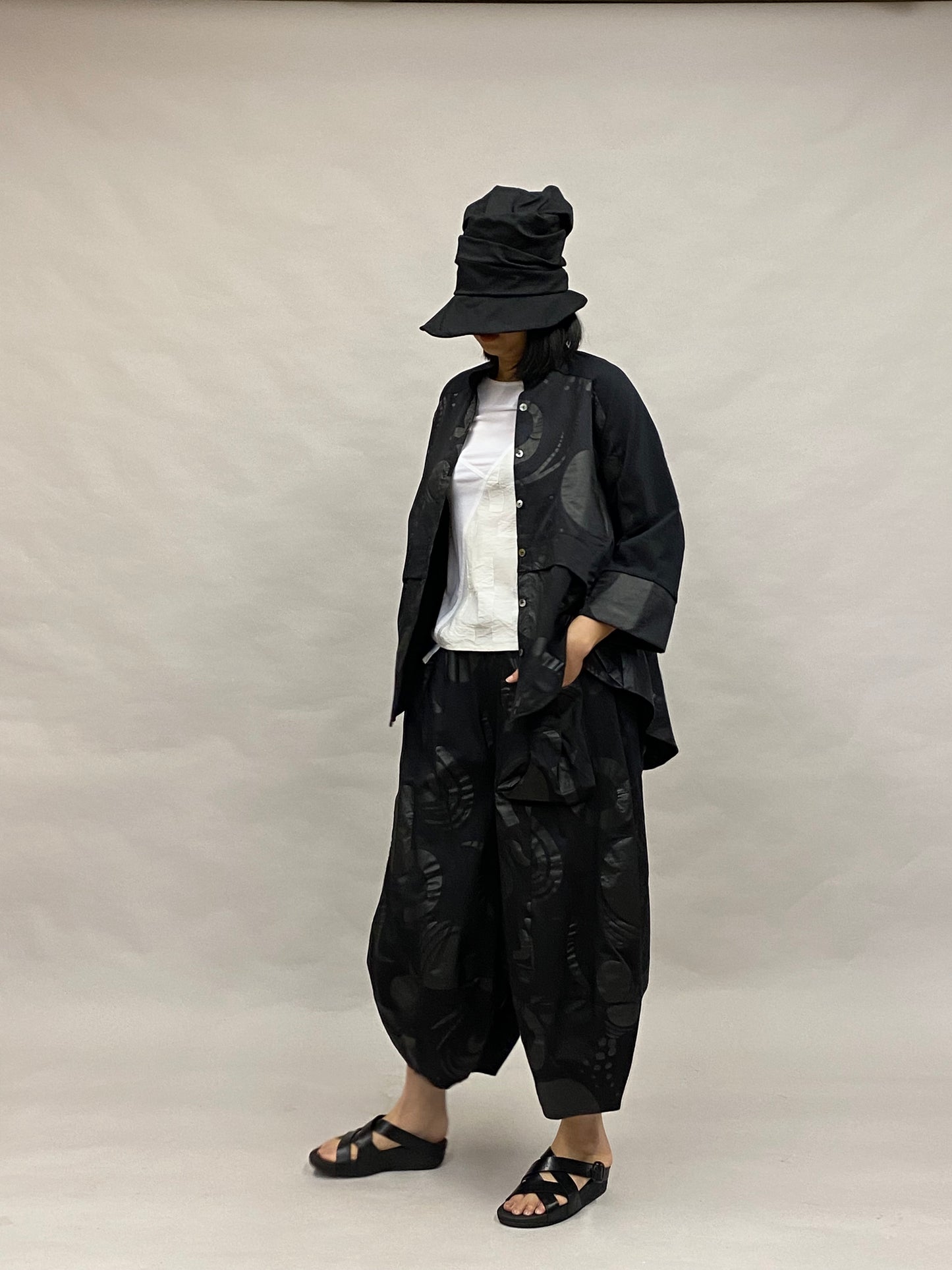 ワイド ボリュームパンツ コットン プリント柄【ブラック】 ヨシヨシバイピージェイ