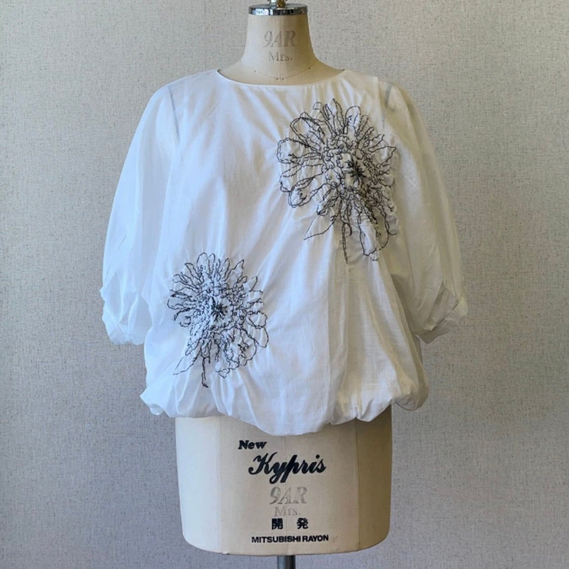 ヨシヨシバイピージェイ 綿麻ローン 刺繍入りプルオーバー【ホワイト】