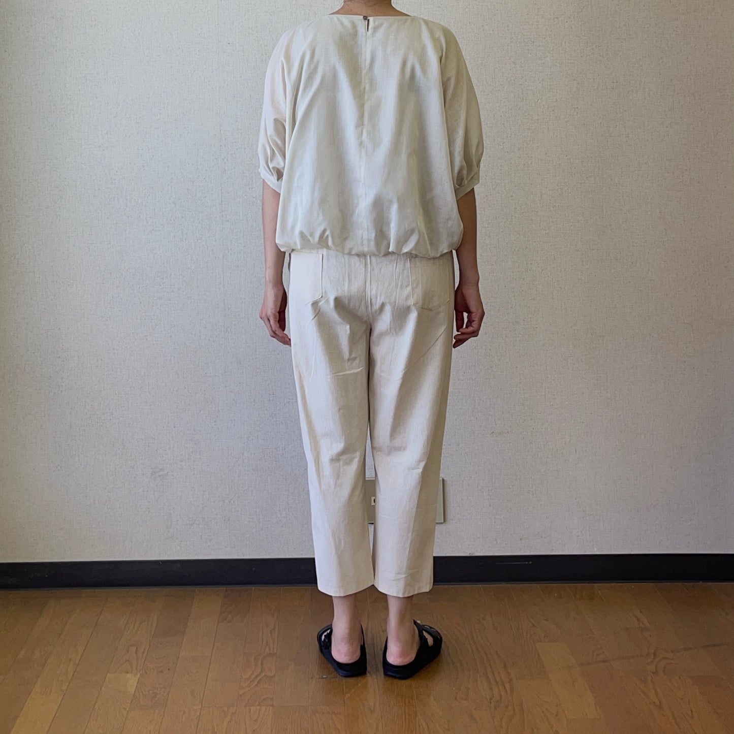 ヨシヨシバイピージェイ 綿麻ローン 刺繍入りプルオーバー【ベージュ】