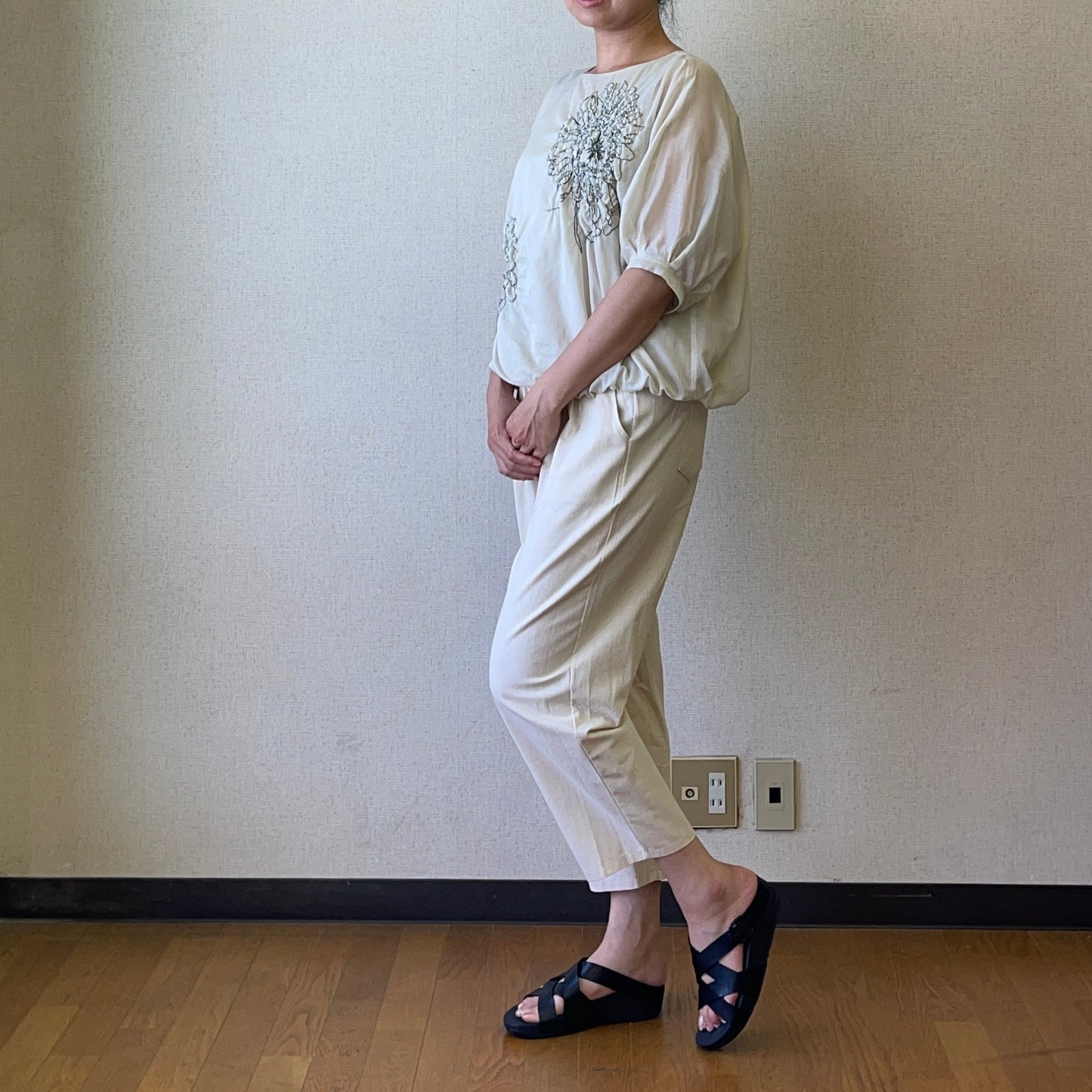 ヨシヨシバイピージェイ 綿麻ローン 刺繍入りプルオーバー【ベージュ】