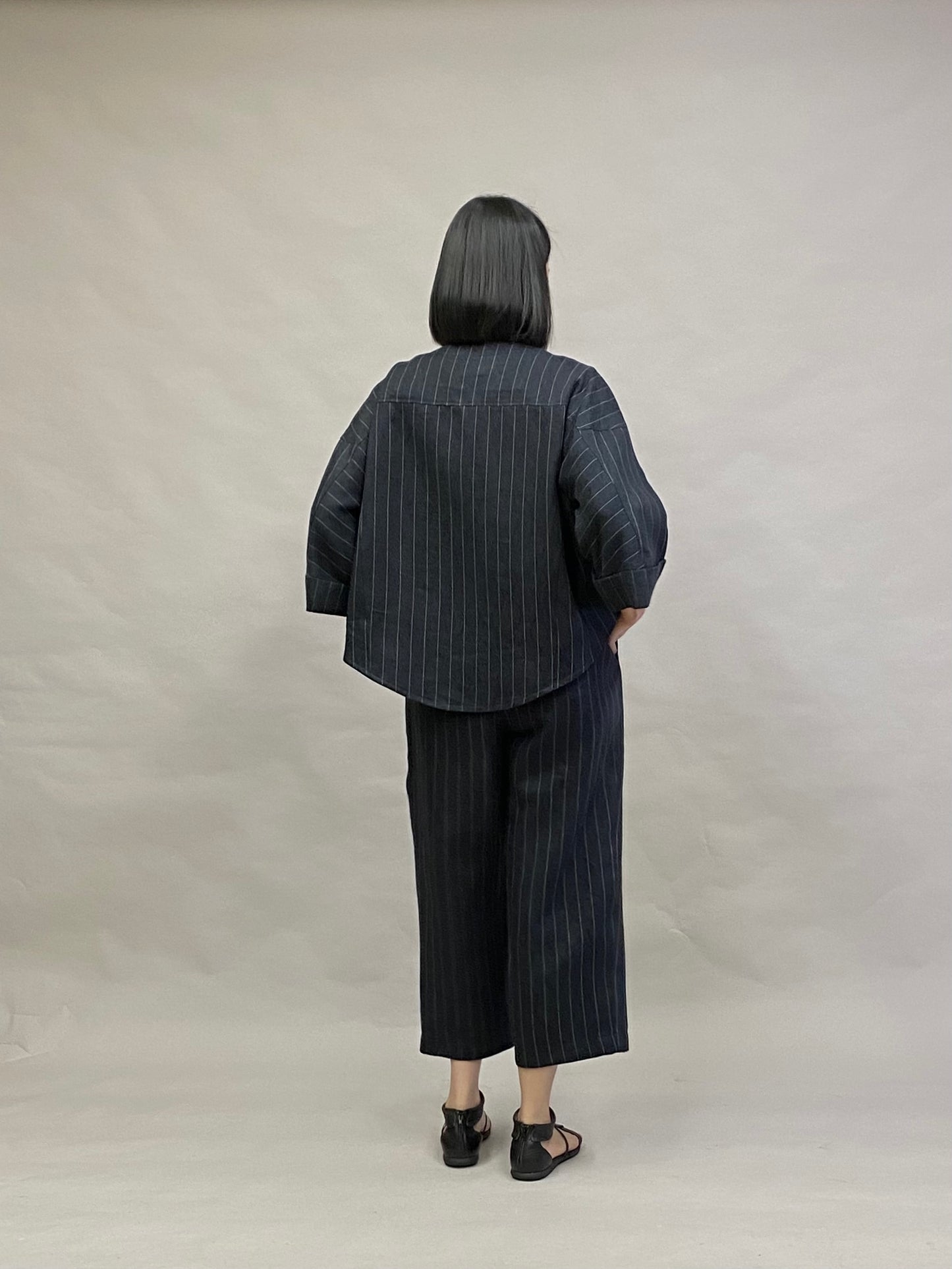 麻ストライプ ジャガード ラウンドヘム ノーカラージャケット【ブラック】ヨシヨシ バイ ピージェイ