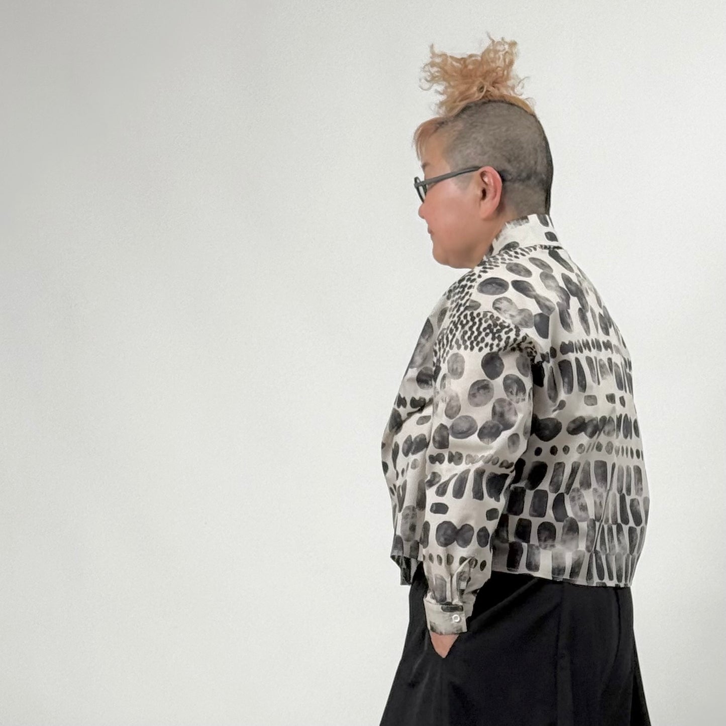 アート柄 モノトーンプリントシャツ BPS-26802 [Bell Pony]