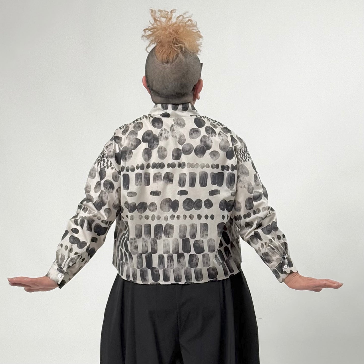 アート柄 モノトーンプリントシャツ BPS-26802 [Bell Pony]