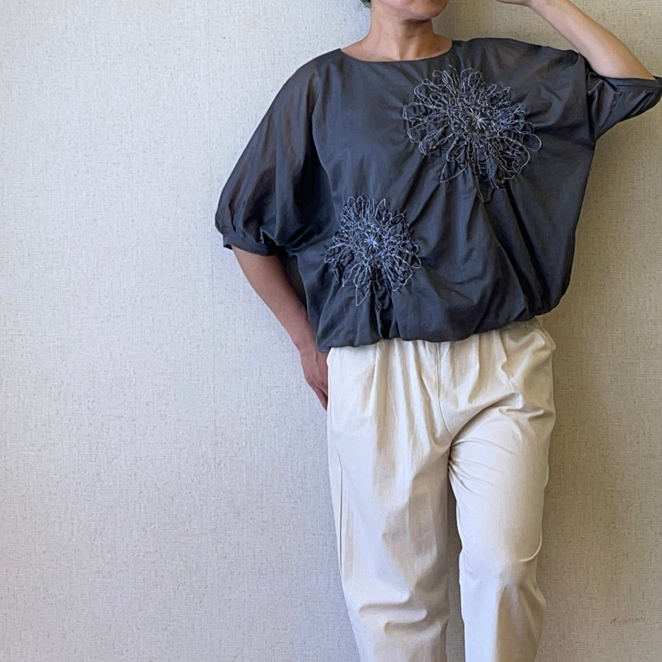 綿 麻 コットン リネン トップス 刺繍 エンブロイダリー プルオーバー バルーン ドルマンスリーブ ブラウス5分袖 yoshiyoshibypj 公式オンラインショップ ヨシヨシ 2022 商品 通販サイト